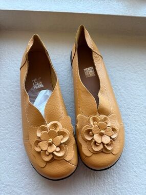 Women’s Floral Appliqué Slip-On Flats in Mustard